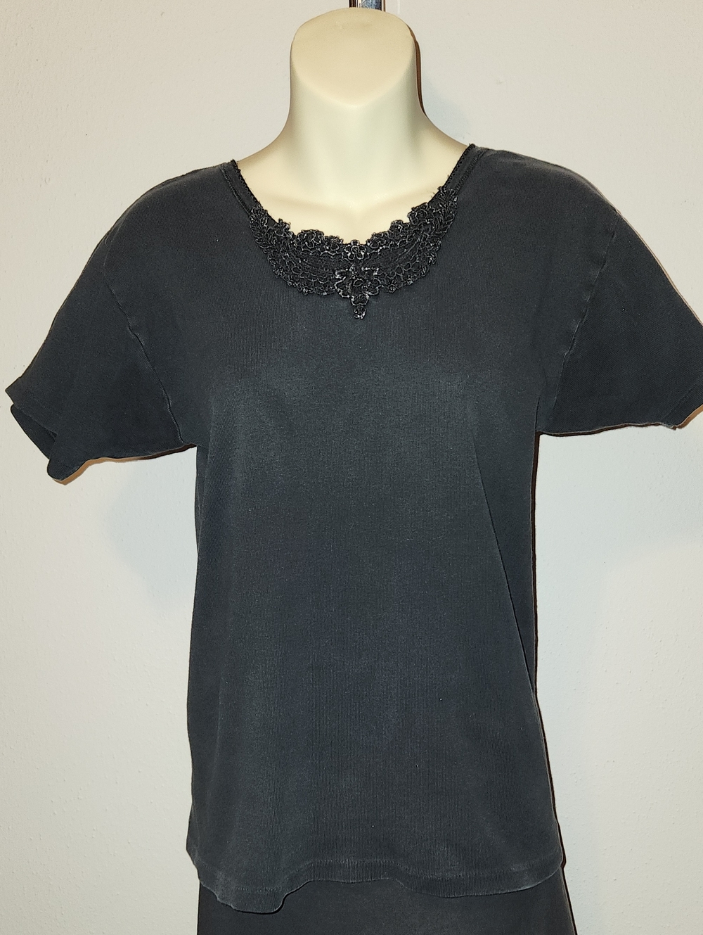Kleids Black Short Sleeve Tee with Lace Applique Neckline